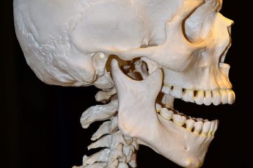 Qu'est-ce qui causerait de la douleur dans la mâchoire près de l'oreille ?