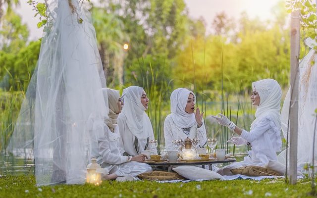 Comment attacher le tulle de mariage aux tables