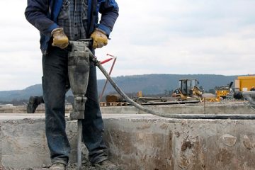 Comment briser les dalles de patio en béton avec un marteau.