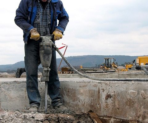 Comment briser les dalles de patio en béton avec un marteau.