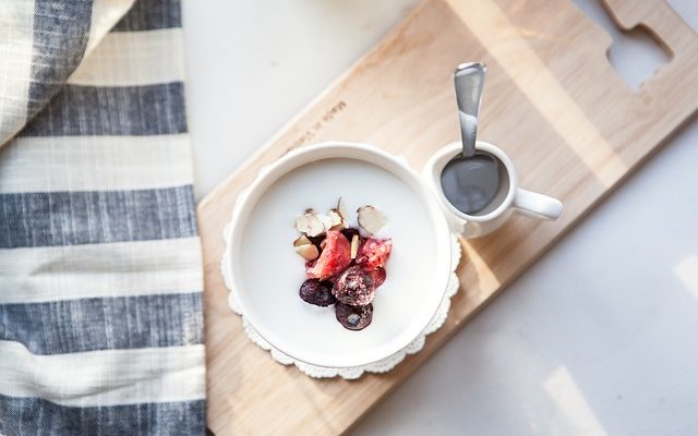 Comment faire du yogourt à la grecque à partir de yogourt nature.