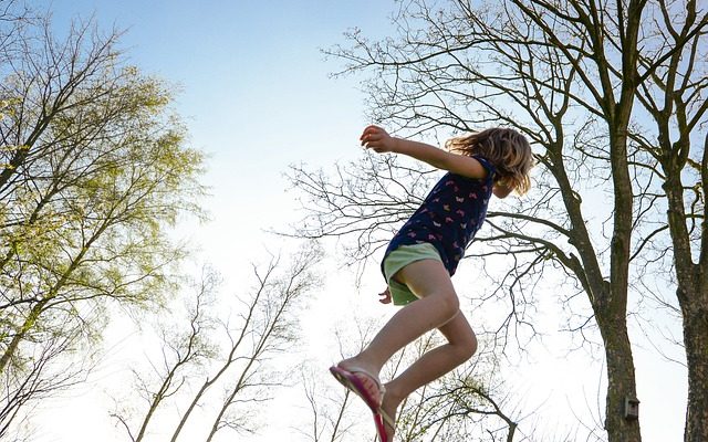 Comment mettre un trampoline sur une pente