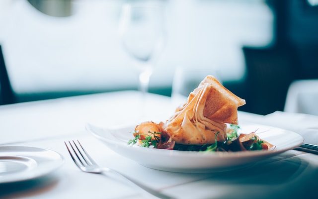 Placement correct de la coutellerie sur la table à manger