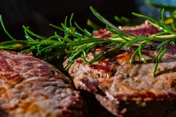 Comment faire frire à la poêle des steaks à l'épaule de porc à la lame de la lame de l'épaule de porc