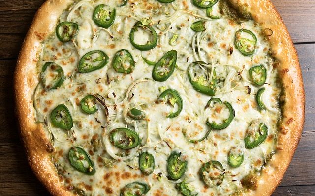 Comment faire une base de pizza à la poêle profonde sans levure ?
