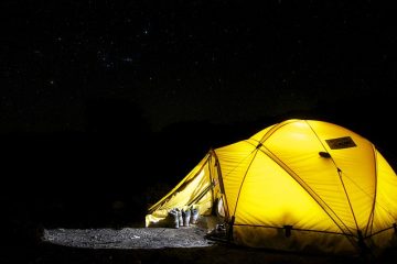 Comment nettoyer les excréments d'oiseaux d'une tente.