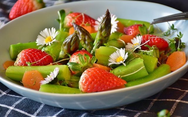 Comment puis-je enlever les taches blanches et nuageuses du lave-vaisselle de mes verres à boire ?