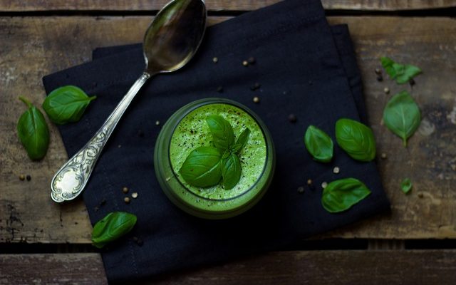 Les meilleures épices et herbes pour les soupes de légumes