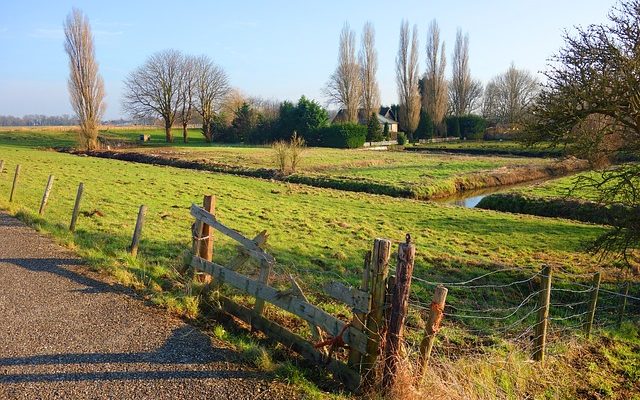 Comment construire une double porte sur un terrain accidenté