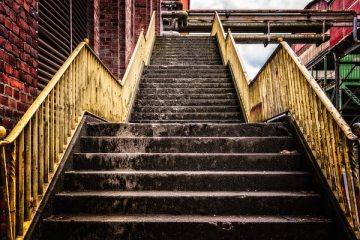 Comment décorer les escaliers avec des marches d'escalier ou de la peinture.