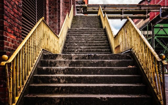 Comment décorer les escaliers avec des marches d'escalier ou de la peinture.