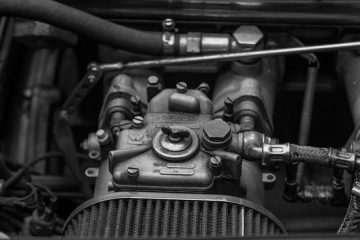 Où se trouve le relais de pompe à essence sur une Audi A4 2002 ?