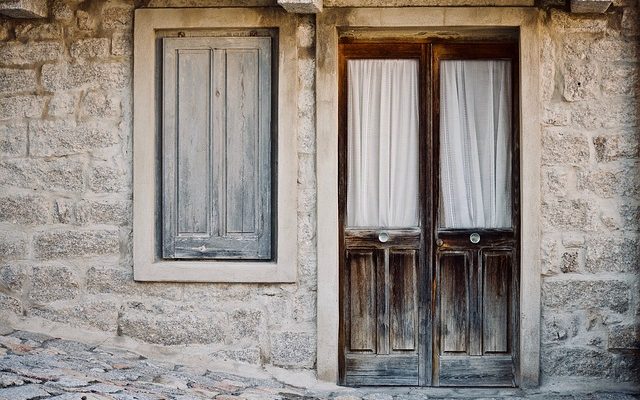 Réparation par bricolage du bois pourri sur une fenêtre