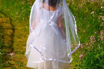 Célébration italienne traditionnelle pour une première communion.