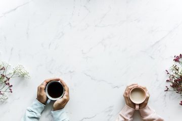 Comment faire un arrangement de fleurs fraîches dans une tasse de thé