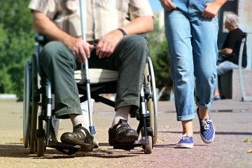 Comment marcher avec des béquilles et une botte de marche.