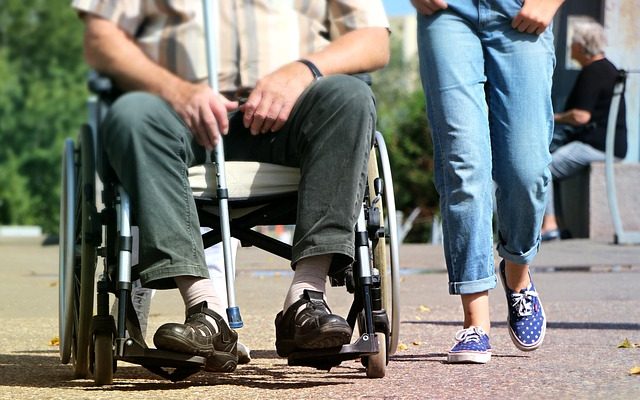 Comment marcher avec des béquilles et une botte de marche.