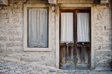 Comment peindre les portes d'intérieur en bois à l'aide d'un rouleau à rouleaux