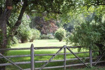 Comment construire une clôture privée en bois de grande hauteur