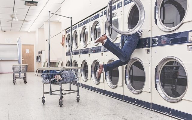 Comment enlever l'accumulation de peluches d'une machine à laver ?