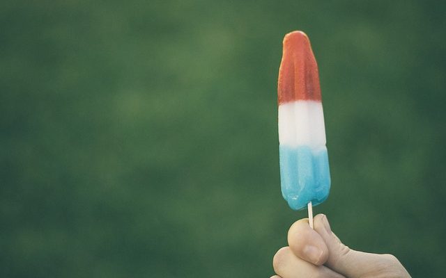 Comment faire un bateau pirate avec des bâtons de popsicle.