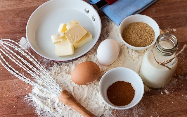 Comment préparer le glaçage à la crème au beurre pour une petite recette de gâteau d'anniversaire