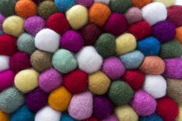 Comment teindre les boules de coton ?