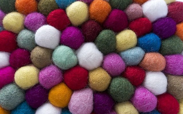 Comment teindre les boules de coton ?