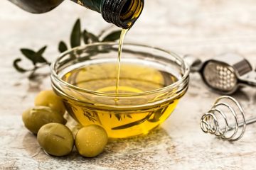 Remède maison à l'huile d'olive pour apaiser l'eczéma et le psoriasis.