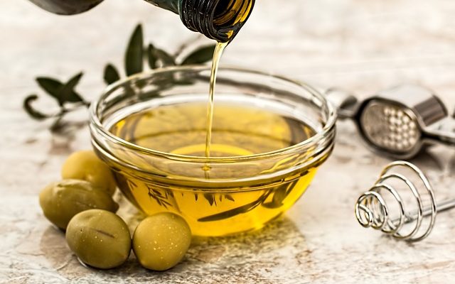 Remède maison à l'huile d'olive pour apaiser l'eczéma et le psoriasis.
