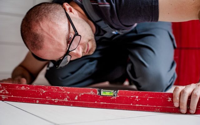 Comment couper des carreaux de céramique à l'aide d'un outil Dremel