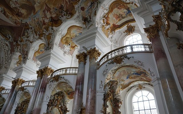 Comment décorer un vitrail d'église pour Pâques