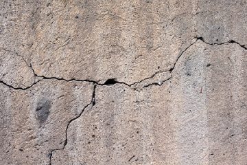 Comment enlever les taches d'engrais orange sur le béton