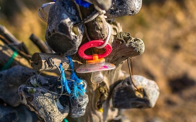 Comment peindre le plastique pour faire briller la lumière à travers le plastique