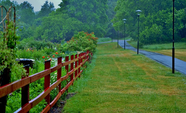 Comment peindre une clôture après une pluie