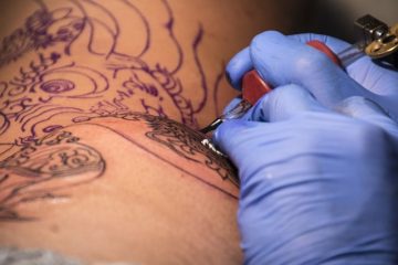 Comment régler une machine à tatouer pour les tatouages noirs et gris.