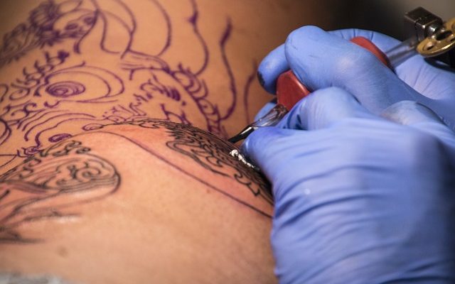 Comment régler une machine à tatouer pour les tatouages noirs et gris.