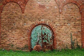 Comment visser un boulon dans un mur de briques