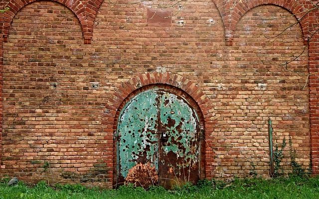 Comment visser un boulon dans un mur de briques