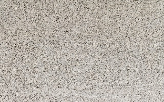Quelles sont les causes des fissures dans les murs en plâtre ?