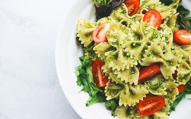 Comment calculer la bonne quantité de salade de pâtes et de salade de chou pour servir 60 personnes