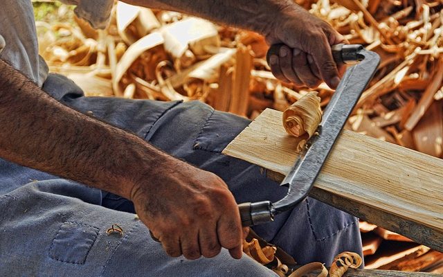 Comment couper du bois de chauffage sur une scie de table