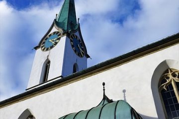 Comment décorer l'autel pour les différentes saisons dans l'église catholique.