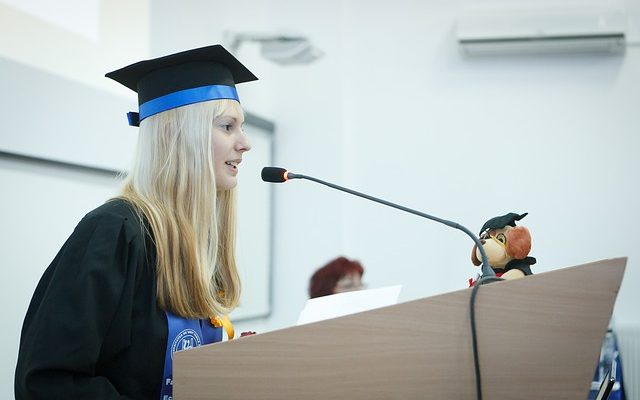 Comment rédiger un discours pour l'élection d'une jeune fille en chef ?