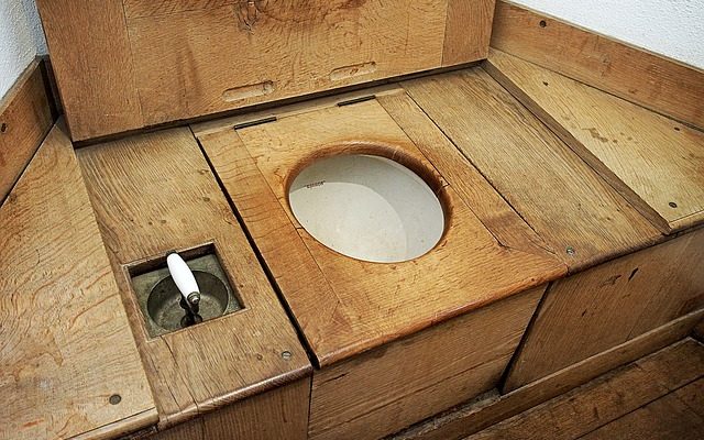Installation d'une toilette au sous-sol