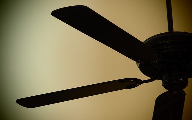 Comment étouffer le ronronnement d'un ventilateur de plafond lorsqu'il fonctionne à basse vitesse