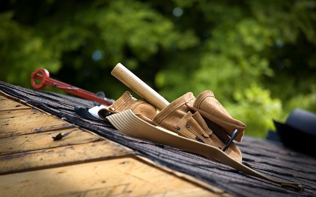 Comment installer des bardeaux de toit sur une remise