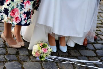 Comment modifier l'ourlet d'une robe de mariée avec un train ?