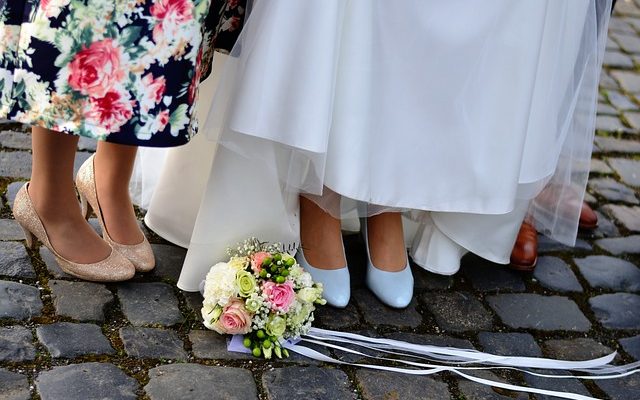 Comment modifier l'ourlet d'une robe de mariée avec un train ?