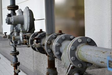 Comment remplacer une bride de toilette et un tuyau d'égout.